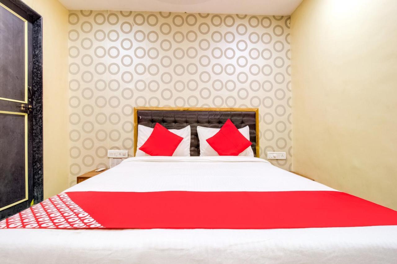 Oyo 81625 Hotel Radhika Manmad Eksteriør billede