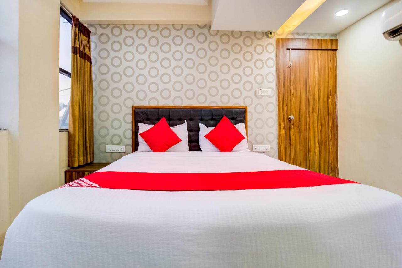 Oyo 81625 Hotel Radhika Manmad Eksteriør billede