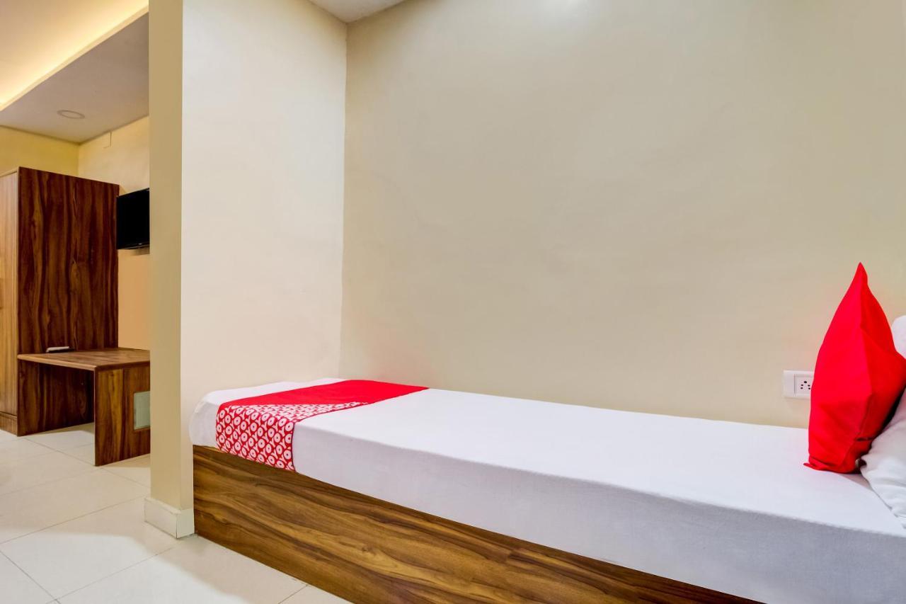 Oyo 81625 Hotel Radhika Manmad Eksteriør billede